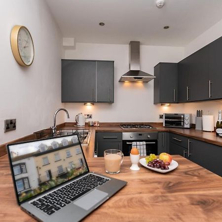 The Croston Balcony Apartment- Morecambe Central Promenade, Beach Front And Sea Views 외부 사진