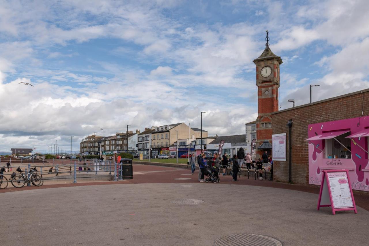 The Croston Balcony Apartment- Morecambe Central Promenade, Beach Front And Sea Views 외부 사진