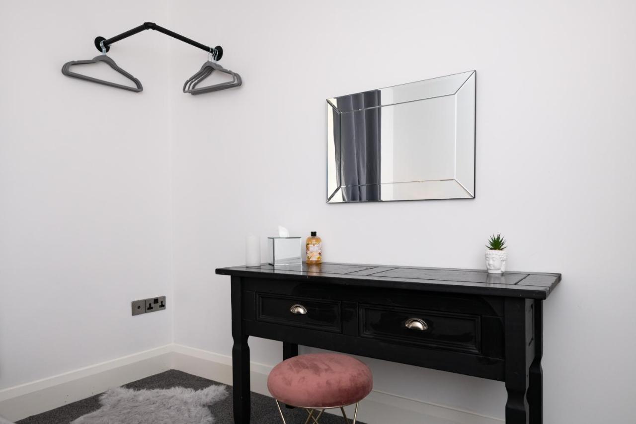 The Croston Balcony Apartment- Morecambe Central Promenade, Beach Front And Sea Views 외부 사진