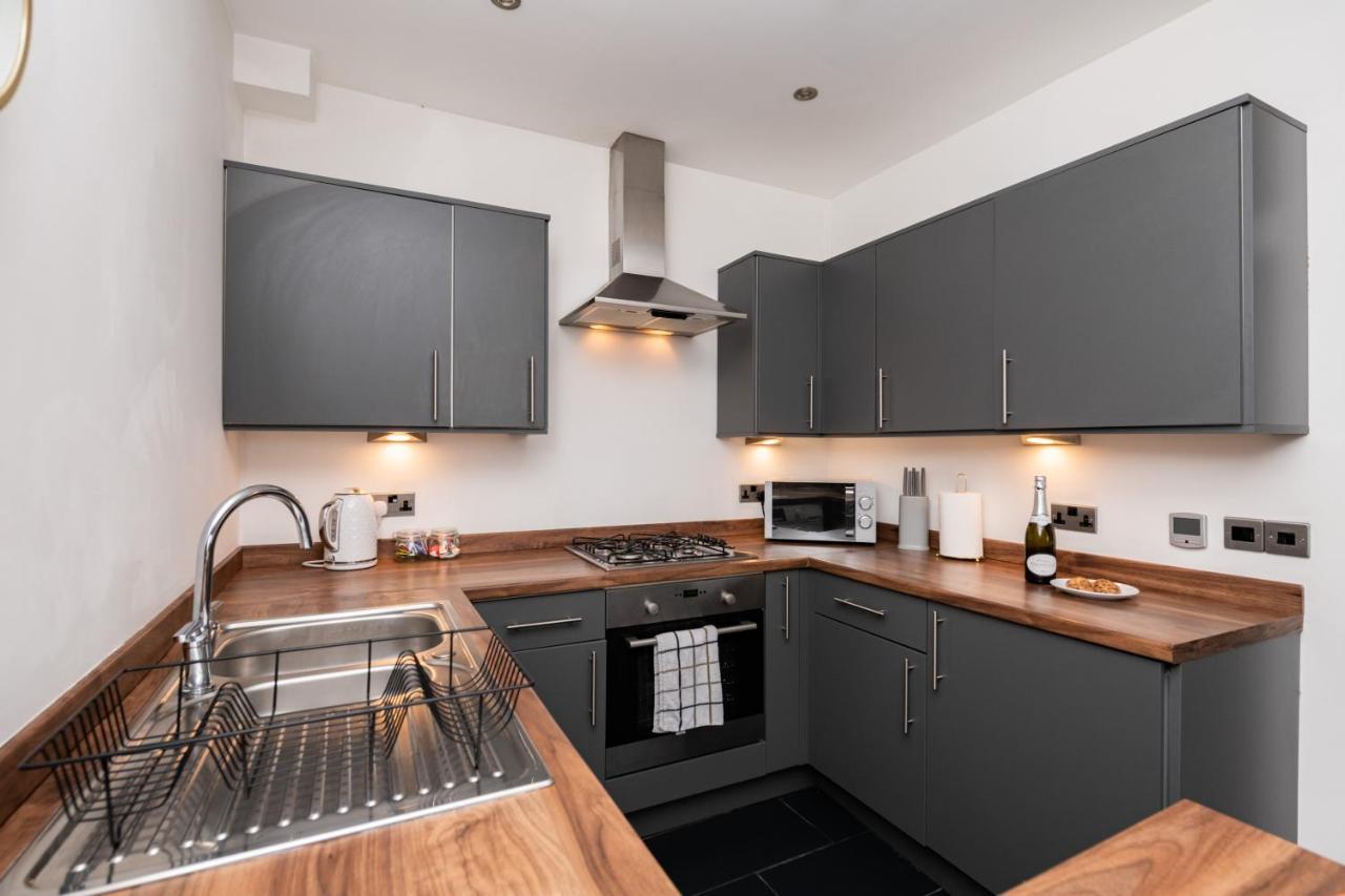 The Croston Balcony Apartment- Morecambe Central Promenade, Beach Front And Sea Views 외부 사진